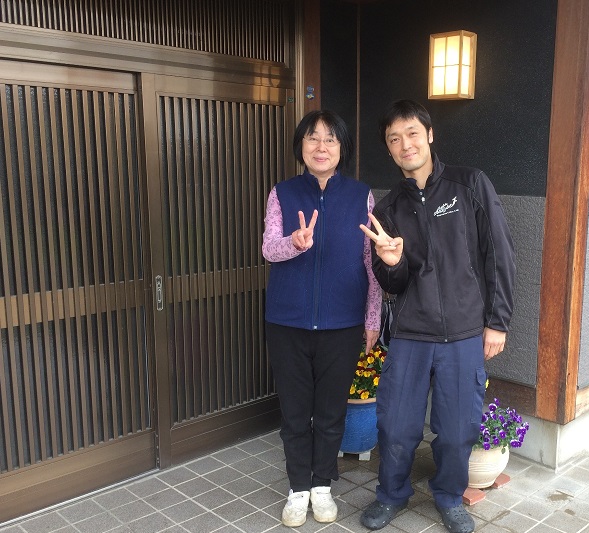 岐阜県へ引越完了後、お客様お母さまと撮影した記念写真