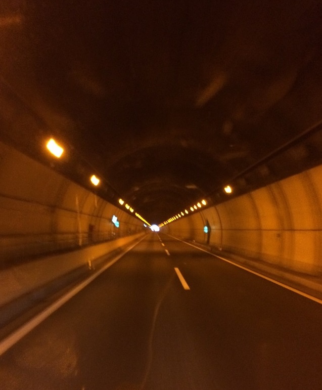東北道のトンネルの中