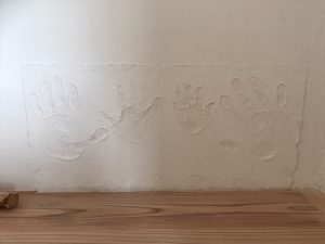 漆喰の壁に手形