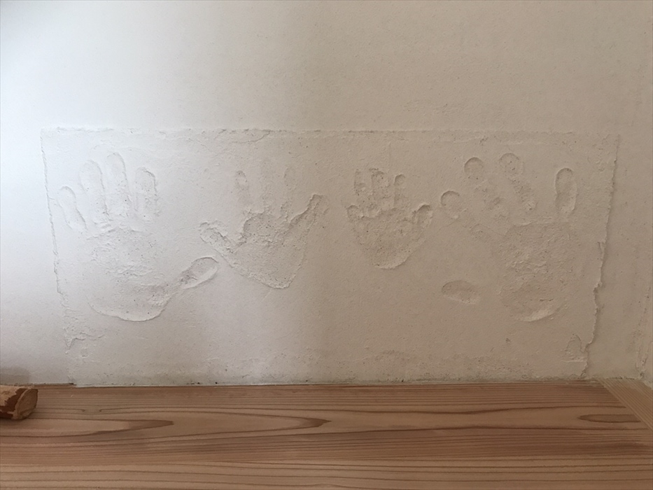 漆喰に付けられたご家族さまの手形