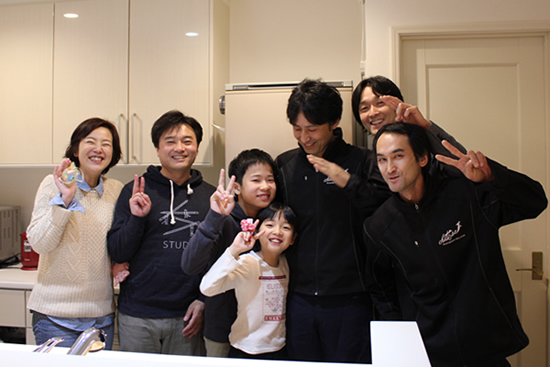 田中様ご家族様とインタビュー後に冷蔵庫前で記念写真撮影.2