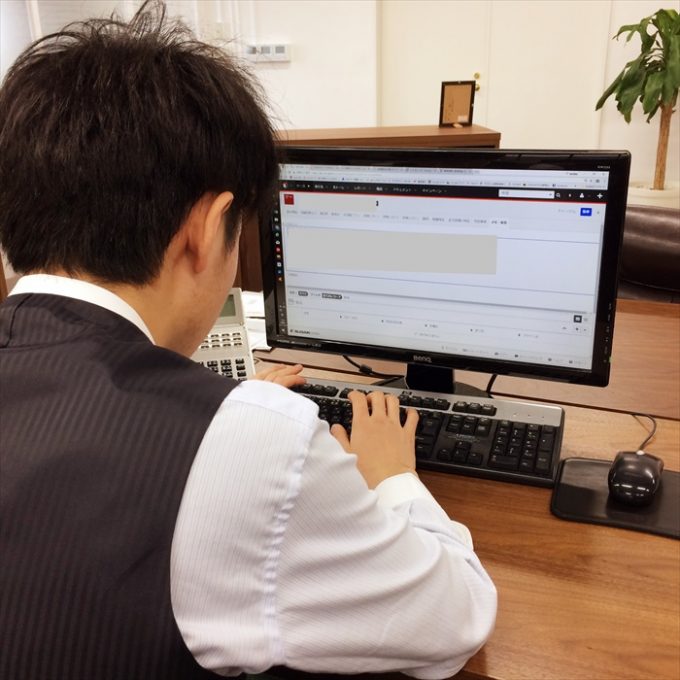 電話対応するスタッフ