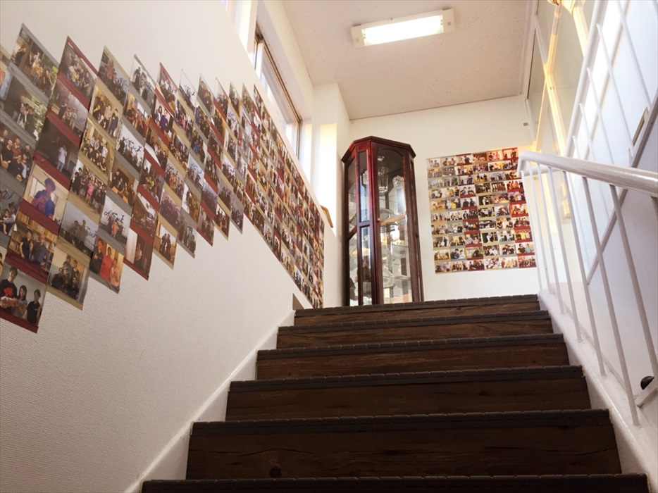 本社階段の記念写真