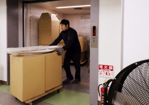エレベーターからハイグレードブース保管作業へ