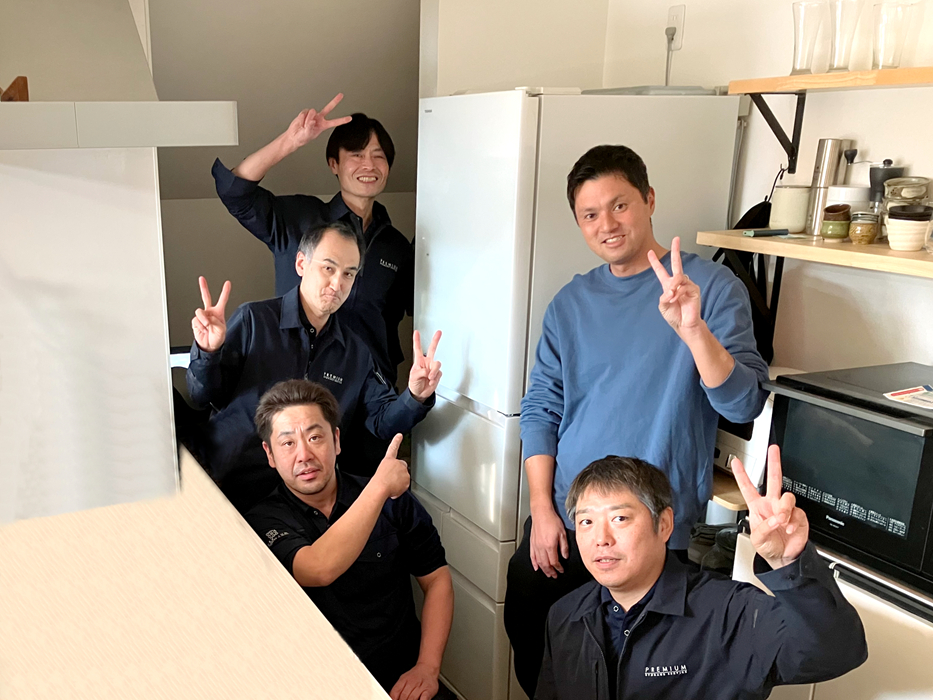大型冷蔵庫手作業吊上げ完了後の記念写真