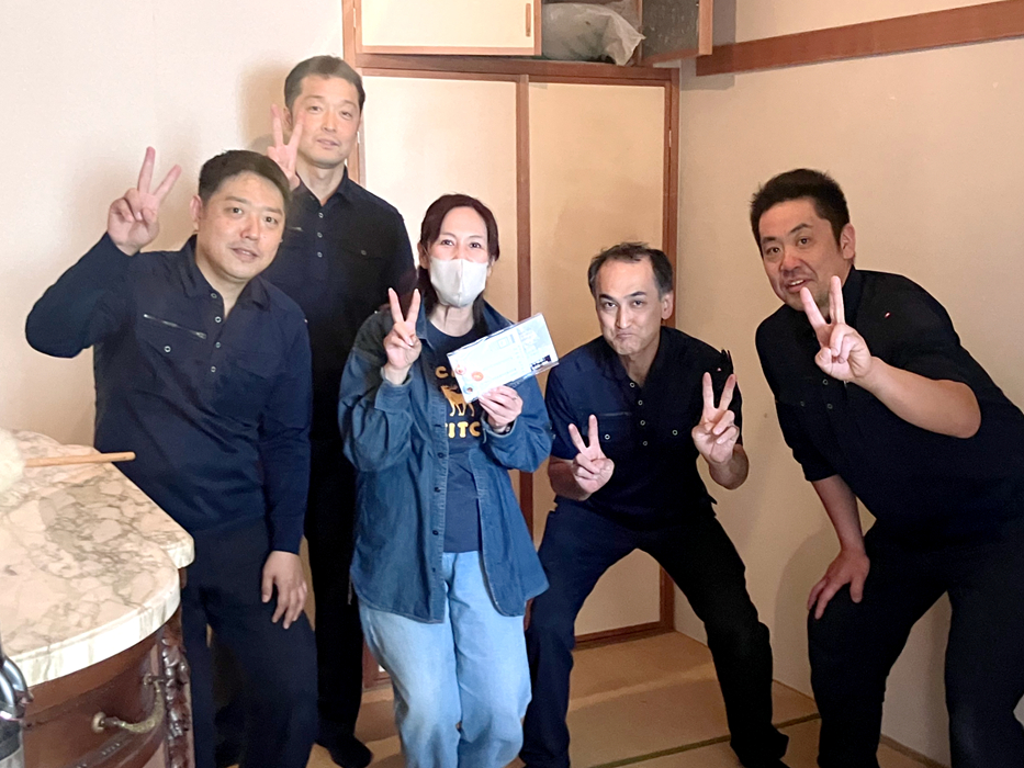 マンション売却に伴う荷物家具等の運搬保管サービスご利用時の記念写真