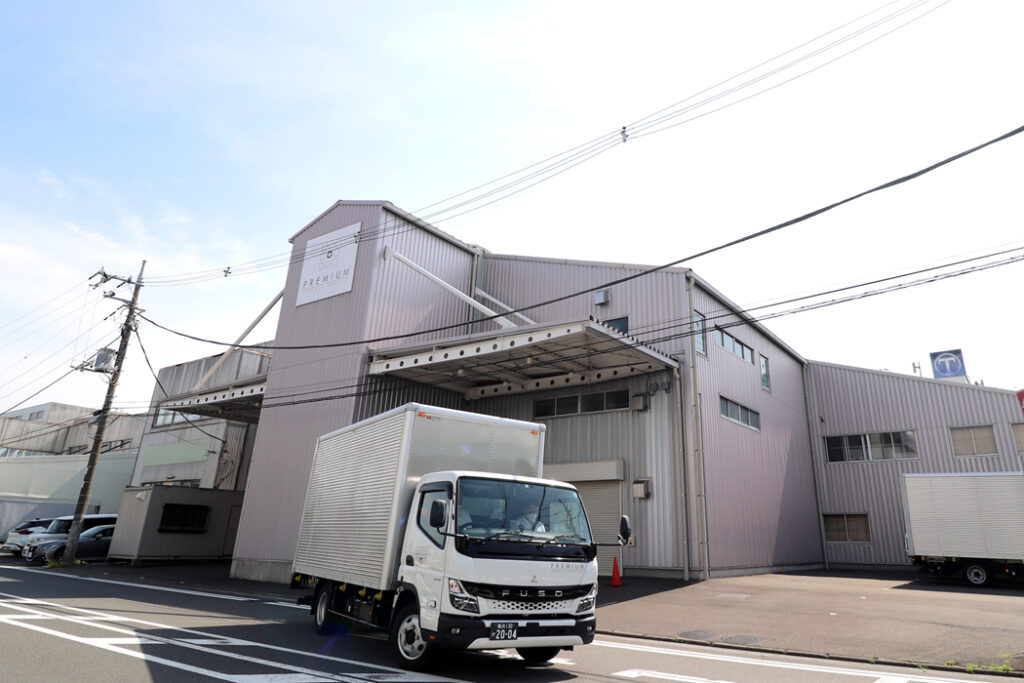 横浜の本社倉庫を出発する自社トラック