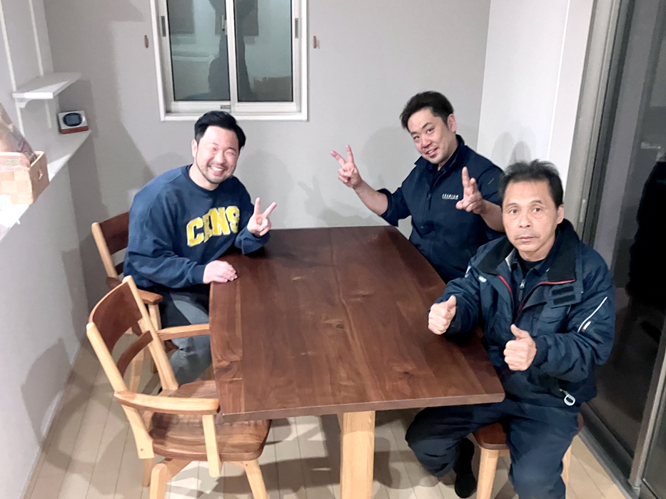 大型家具の手作業吊上げ後の記念写真