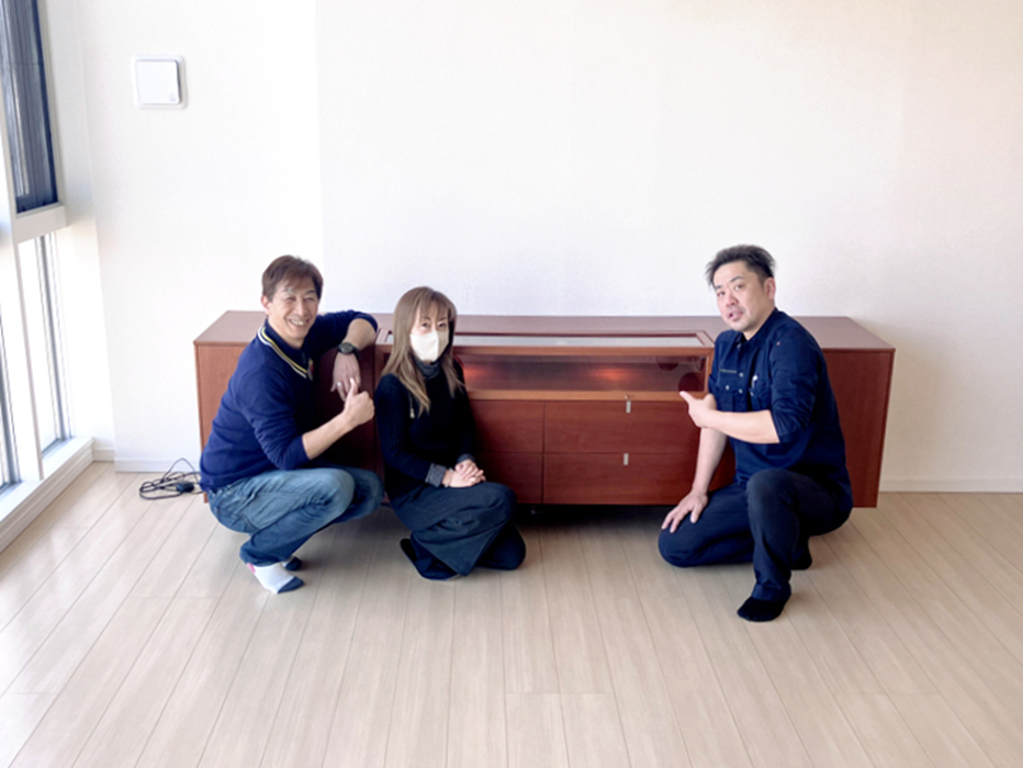 ブランド家具の分解組立て搬入後の記念写真
