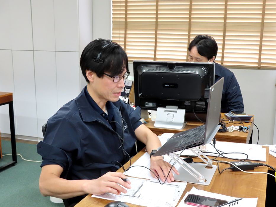 電話対応するプランナー